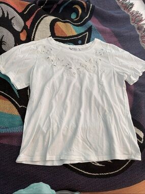 Reitmans White Short Sleeve Tee with Eyelet Yoke